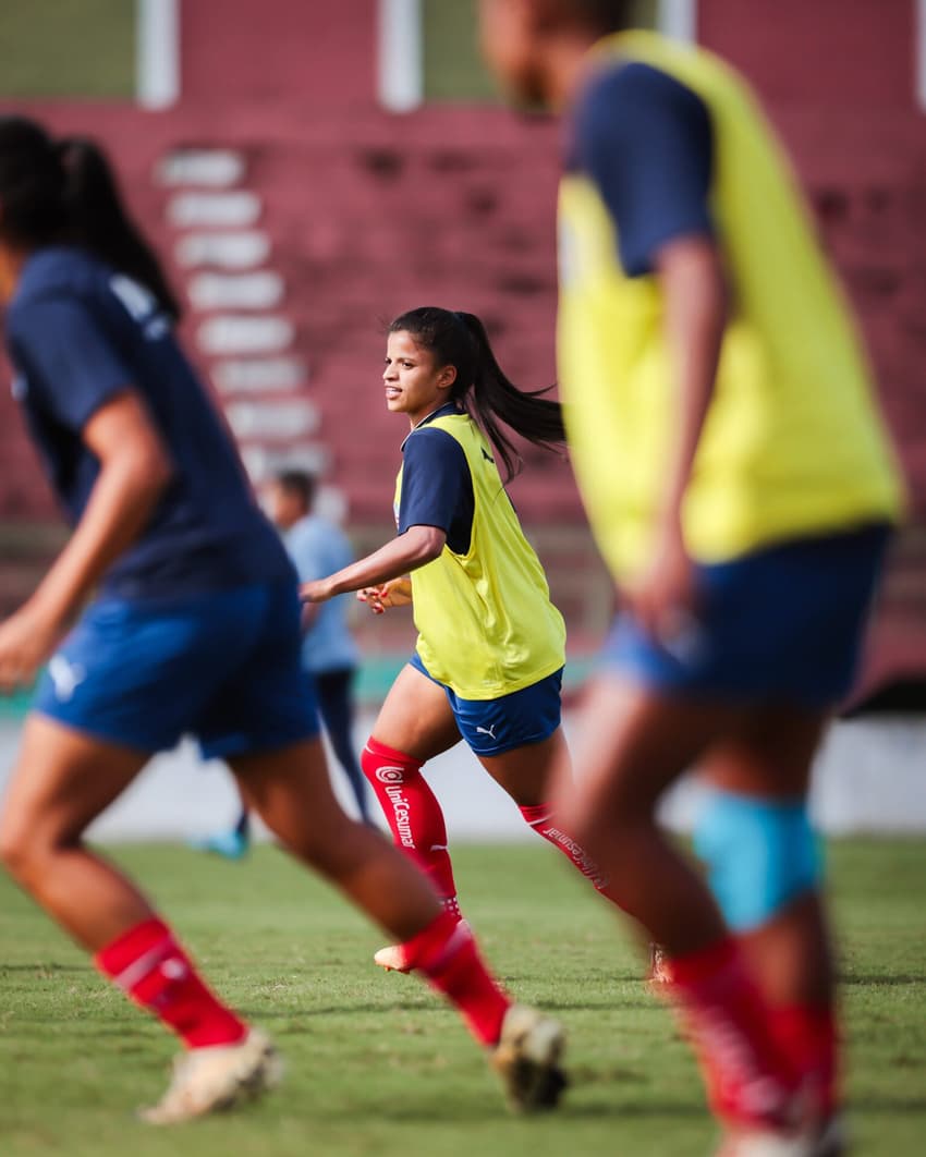 Mila Santos durante aquecimento do Bahia.(Letícia Martins/EC Bahia)