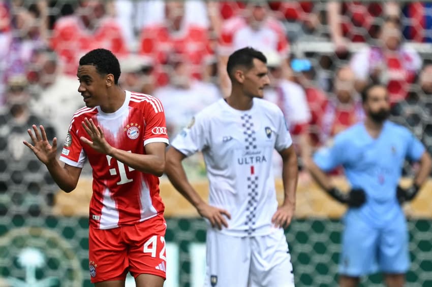 Musiala marcou tres gols contra o Auckland City (Photo by Paul Ellis / AFP)