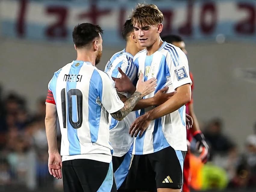 Nico Paz e Messi pela Argentina