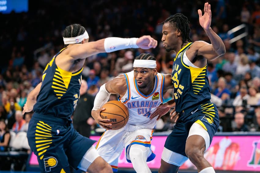 Shai Gilgeous-Alexander, do Thunder, e Myles Turner, do Pacers, se enfrentarão nas finais da NBA (Foto: William Purnell/Getty Images/AFP)