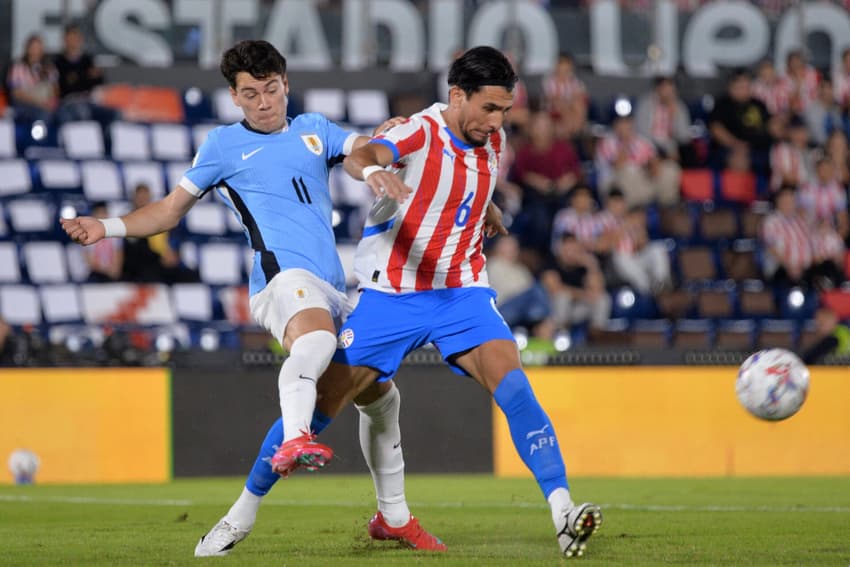 Facundo Pellistri, do Uruguai, e Junior Alonso, do Paraguai, disputam a bola no jogo em Assunção pelas Eliminatórias da Copa