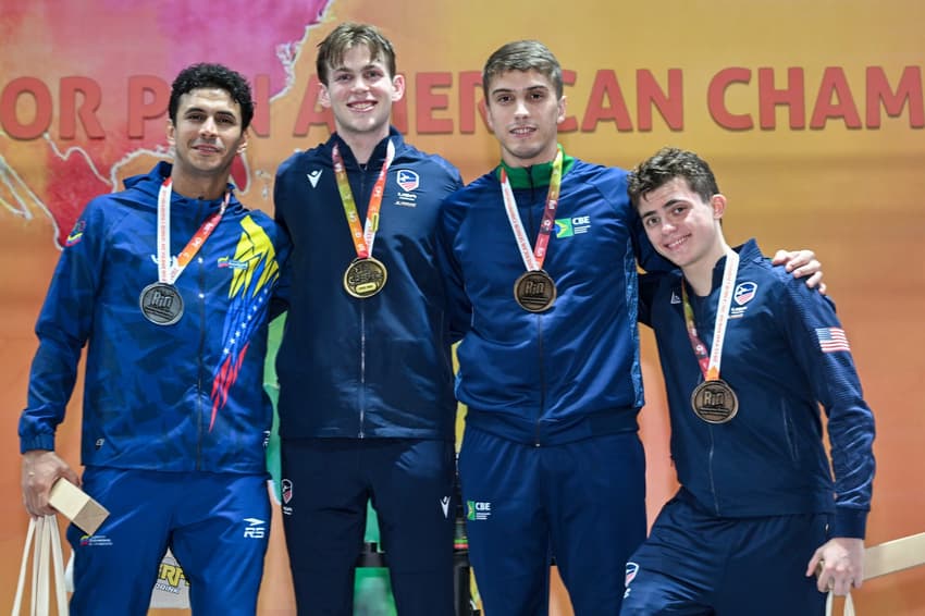 Pódio da categoria espada masculino Pan-Americano esgrima (foto: Augusto Bizzi/FIE)