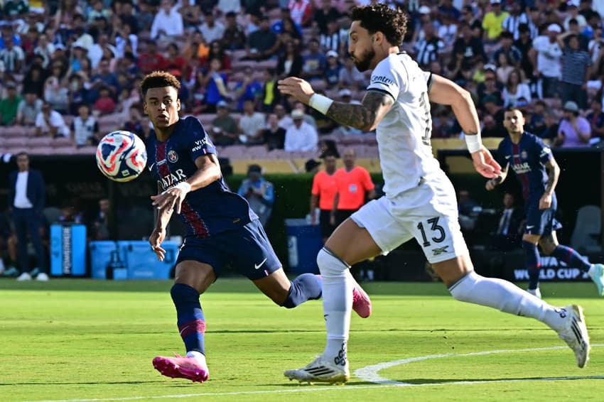 Alex Telles em ação no jogo do Botafogo contra o PSG pelo Mundial de Clubes