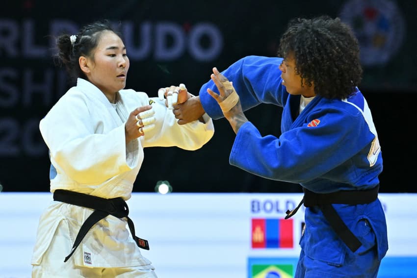 Rafaela Silva e Bold Gankhaich em disputa pelo bronze do Mundial de Judô (Foto: Attila KISBENEDEK / AFP)