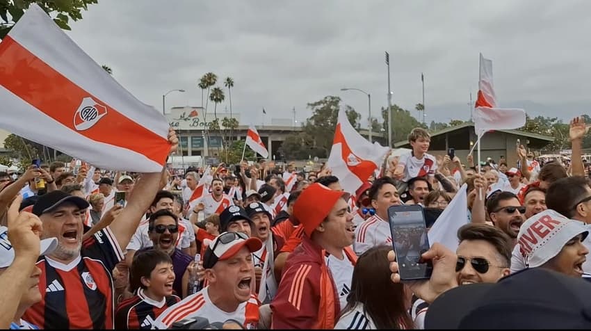 Torcida do River Plate faz fezta na esplanada em frente ao Rose Bowl Clube vai enfrentar o Palmeiras na Libertadores.(Foto: Marcio Dolzan/Lance!)