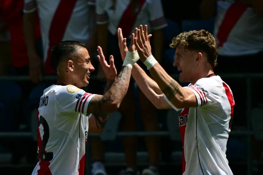 Facundo Colidio comemora com Kevin Castano gol do River Plate contra Urawa Reds na estreia no Mundial de Clubes