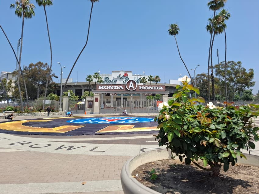 Rose Bowl, uma das sedes do Mundial, fica no subúrbio de Los Angeles, longe dos protestos