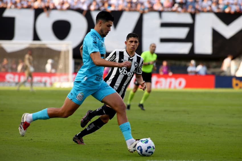 João Basso, jogador do Santos, durante partida contra o Botafogo na Vila Belmiro