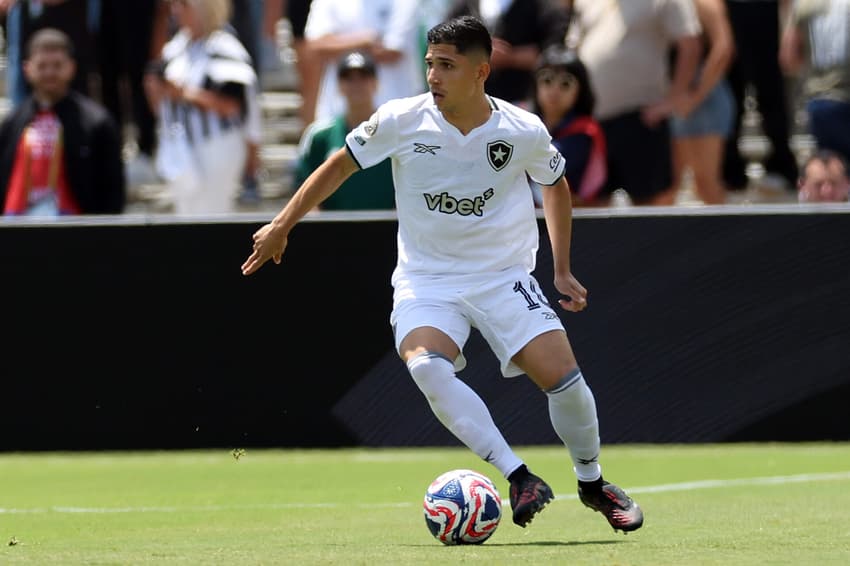 Savarino teve a bola do jogo em Botafogo x Atlético de Madrid, mas desperdiçou
