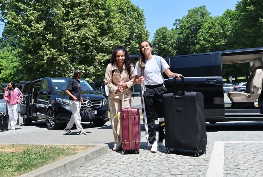Yasmim e Gabi Portilho na chegada ao hotel onde a delegação do Brasil ficará hospedada para amistoso feminino contra França. (Foto: LÍVIA VILLAS BOAS / CBF)