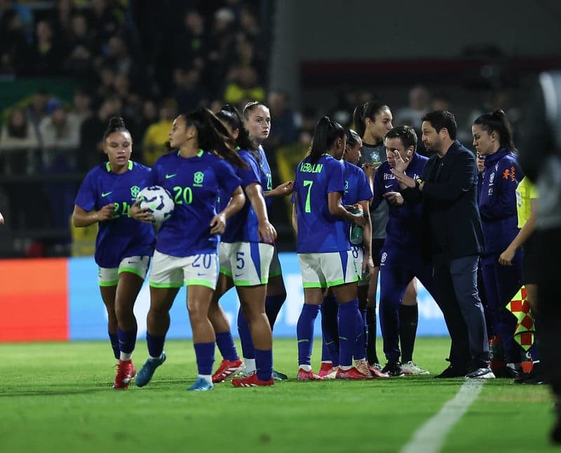 Arthur Elias instrui jogadoras no amistoso Brasil vs Japão - Bragança Paulista. (Foto: Lívia Villas Boas / CBF)