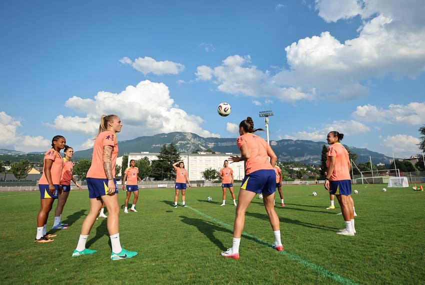 Treino da Seleção feminina na França. (Foto: Lívia Villas Boas / CBF)
