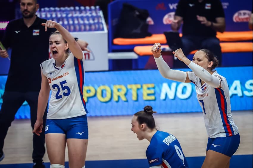 Tchecas comemoram no Maracanãzinho (Foto: VNL)