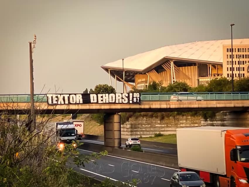 Torcida do Lyon pede a saída de John Textor do cube (Foto: Reprodução/X)