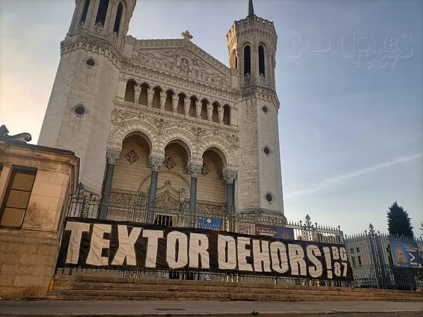 Torcedores do Lyon protestam contra John Textor em Lyon (Foto: Reprodução/X)