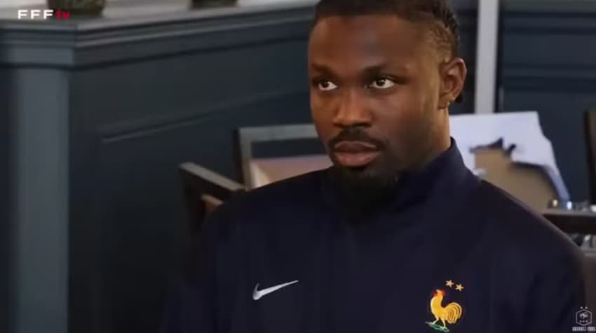 Reação de Thuram após fala do técnico e risada de Mbappé