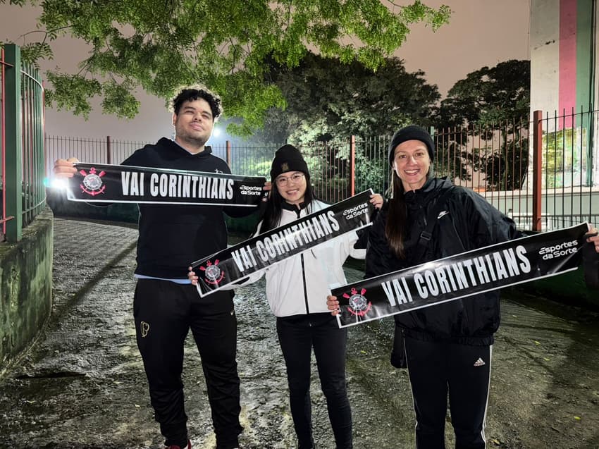 Torcedores em jogo do Corinthians feminino no Canindé. (Foto: Giselly Corrêa/Lance)
