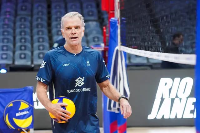 Bernardinho durante treino da Seleção Brasileira antes da VNL (Foto: Mauricio Val/FV Imagem/CBV)