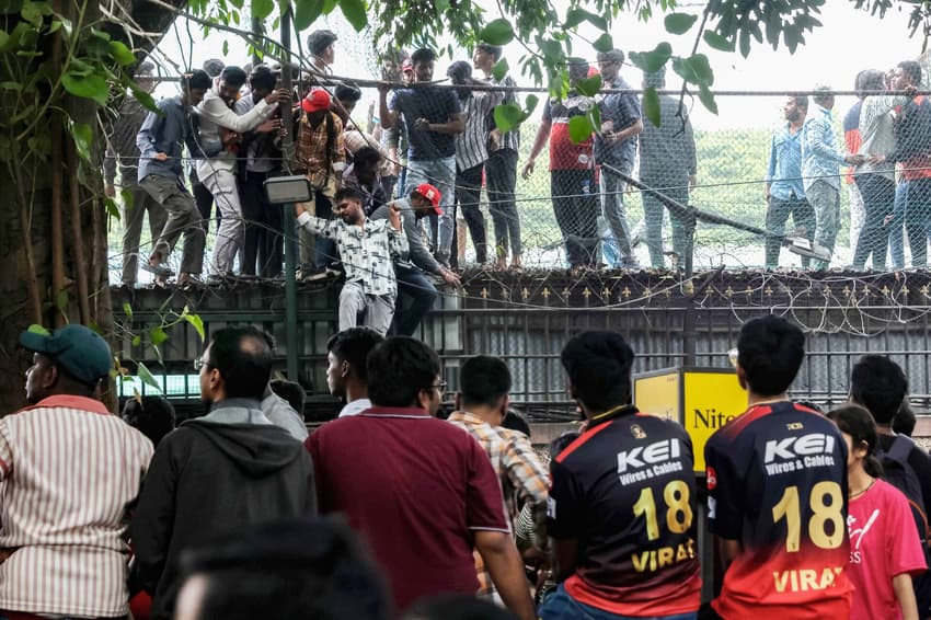 Torcedores no tumulto em jogo de críquete em Bengaluru (foto: AFP)