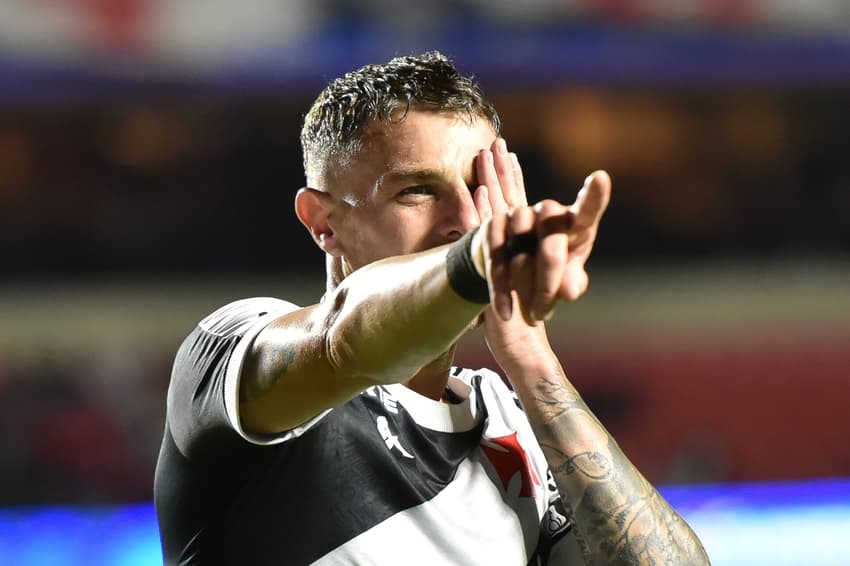 Vegetti, do Vasco, comemora seu gol contra o São Paulo, no Morumbis