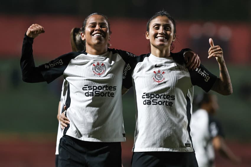 Vic Albuquerque e Jaqueline comemoram gol do Corinthians contra o Flamengo. (Foto: CBF/Divulgação)