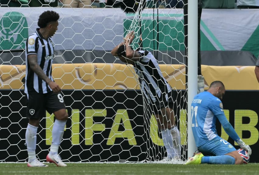 Vitinho, lateral do Botafogo, em ação contra o Palmeiras (Foto: Juan Mabromata/AFP)