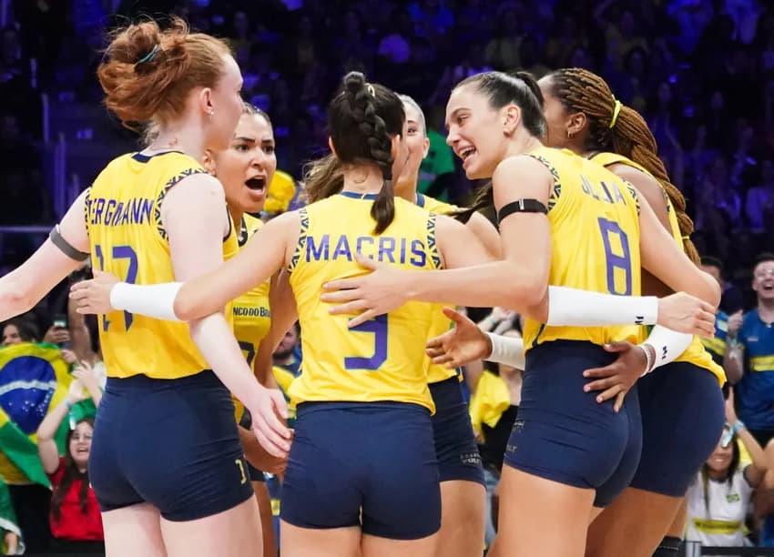 Jogadoras do Brasil comemorando ponto contra Estados Unidos na VNL (Foto: Mauricio Val/FV Imagem/CBV)
