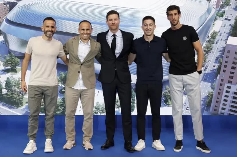 Xabi Alonso e sua comissão técnica no Real Madrid