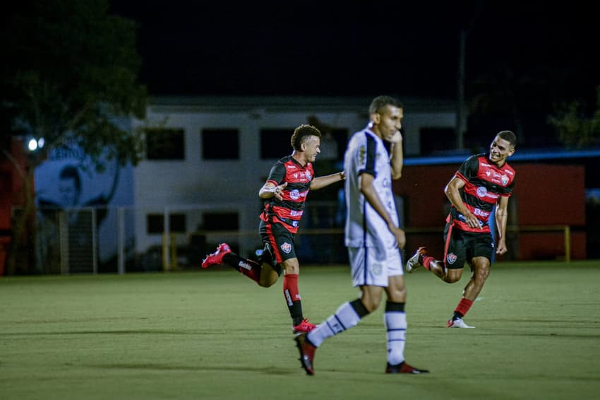 Luidy e Léo Gomes comemoram segundo gol contra o Figueirense (Foto: Victor Ferreira / EC Vitória)