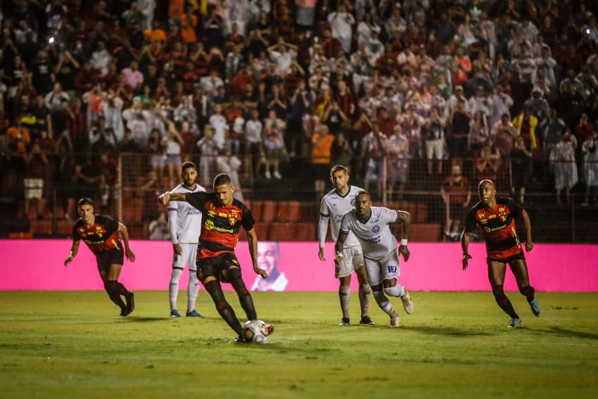 Juba bate pênalti contra o Bahia (Foto: Rafael Bandeira)
