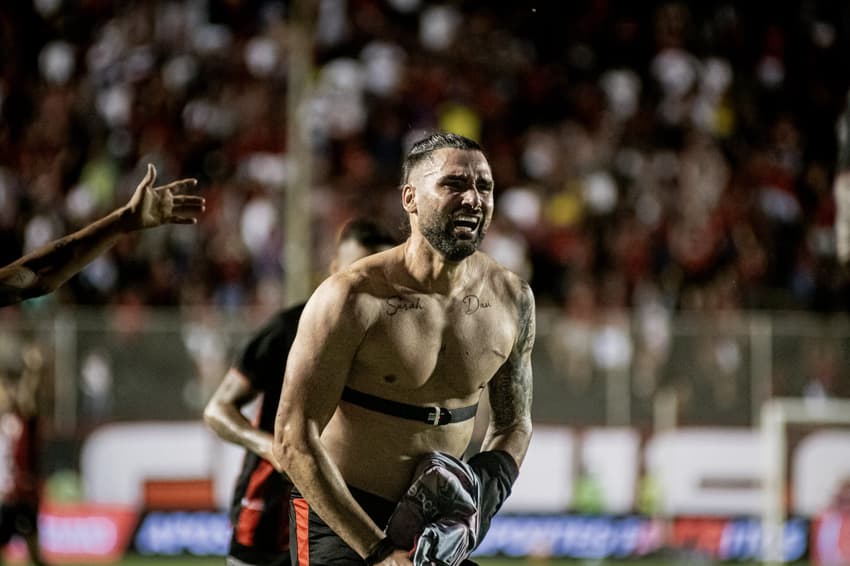 Léo Gamalho comemora gol contra a Chapecoense (Foto: Victor Ferreira / EC Vitória)