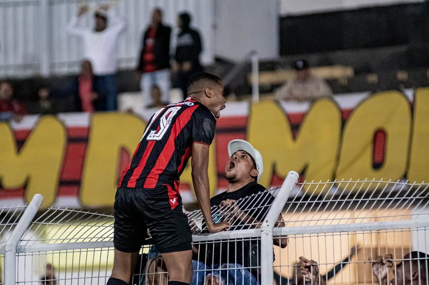 Iury Castilho comemora gol do Vitória contra a Ponte Preta (Foto: Victor Ferreira / EC Vitória)