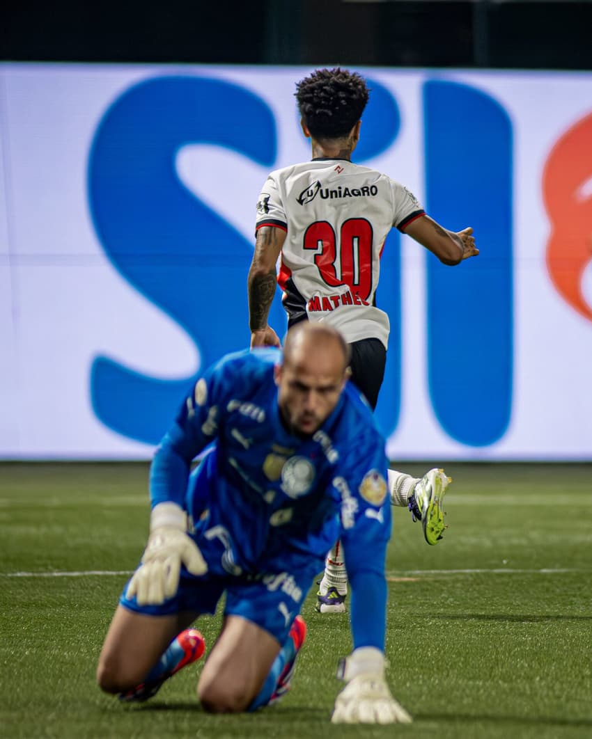 Matheuzinho comemora gol contra o Palmeiras, no Allianz Parque (Foto: Victor Ferreira / EC Vitória)