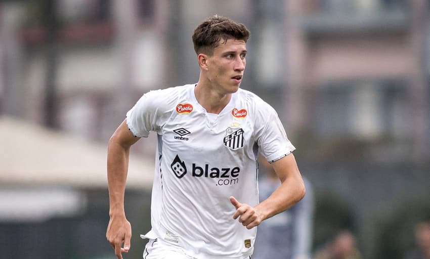 Gabriel Simples chegou ao Santos em 2024 (Foto: Bruno Vaz / Santos FC)