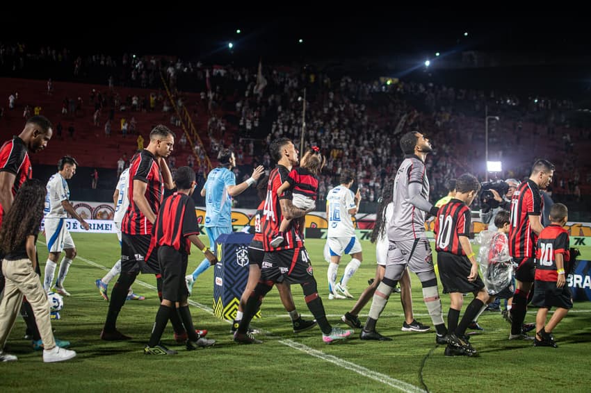 Jogadores do Vitória entram em campo para enfrentar o Cruzeiro, no Brasileirão (Foto: Victor Ferreira / EC Vitória)