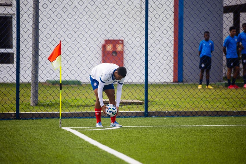 Atleta em cobrança de escanteio pelo Bahia no CT Evaristo de Macedo (Foto: Letícia Martins / EC Bahia)