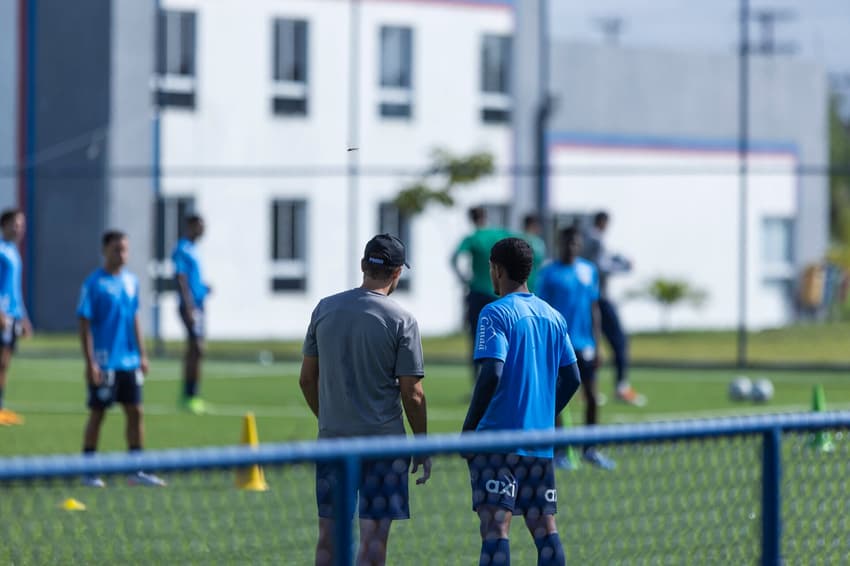Carlos Larocca comanda treino do Bahia Sub-17 (Foto: Rafael Rodrigues / EC Bahia)