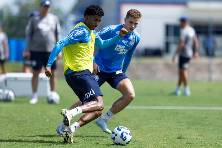 Jota e Vitinho se enfrentam em treino do Bahia (Foto: Rafael Rodrigues / EC Bahia)
