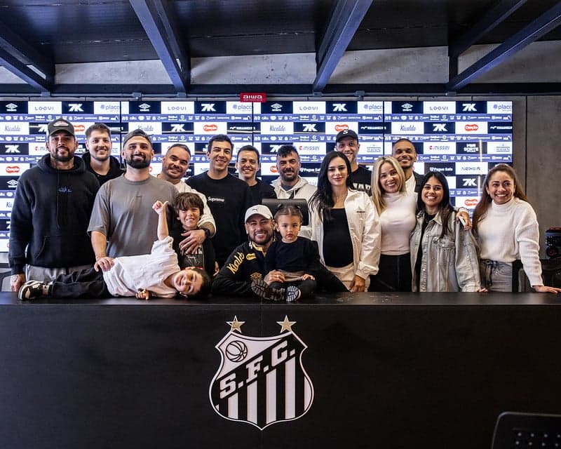 Neymar celebrou renovação com o Santos ao lado de amigos e familiares. (Foto: Raul Baretta/ Santos FC)