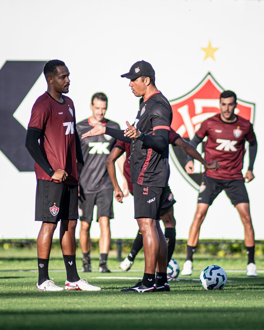 Carpini conversa em separado com o domínio atual (Foto: Victor Ferreira / EC Vitória)