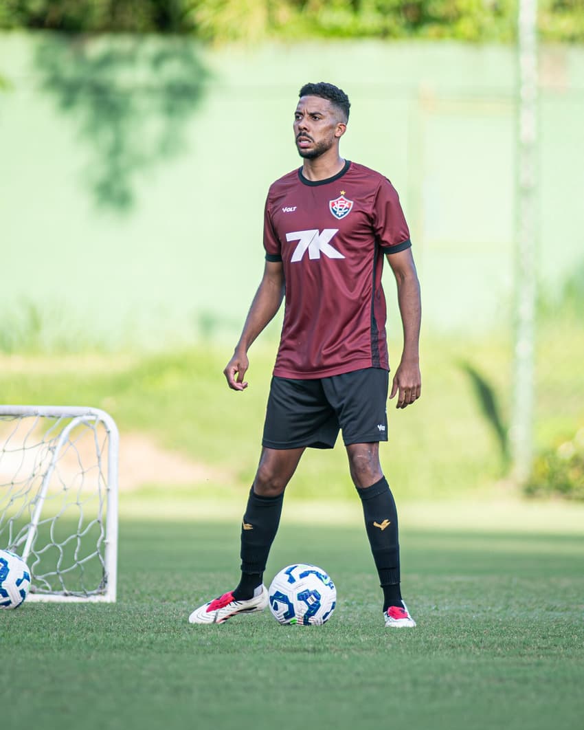 Willian Oliveira treina com bola após se recuperar de lesão (Foto: Victor Ferreira / EC Vitória)