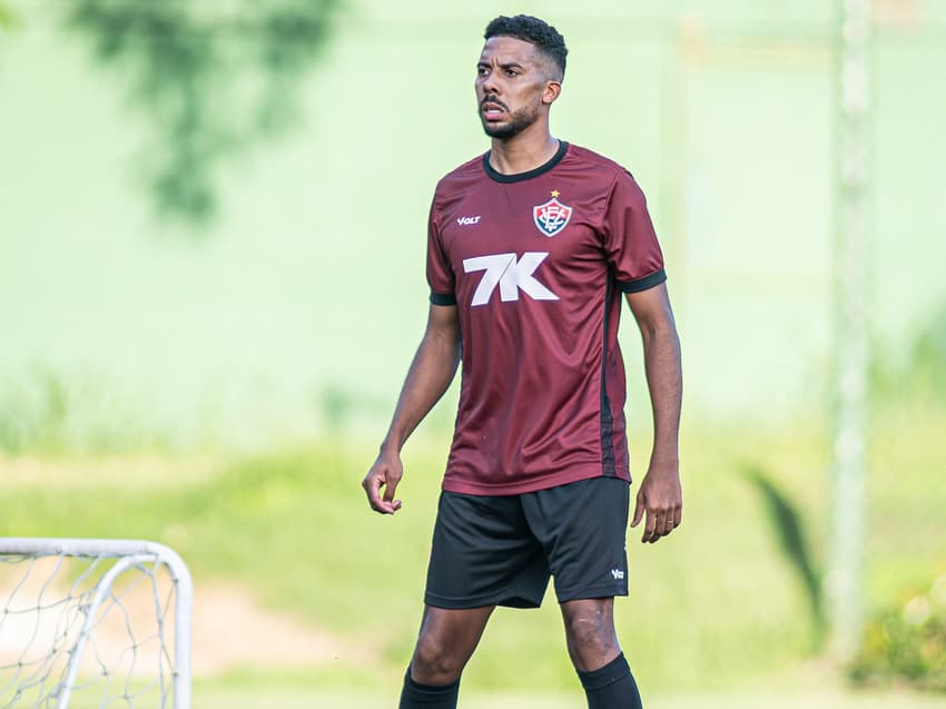 Willian Oliveira treina com bola após se recuperar de lesão (Foto: Victor Ferreira / EC Vitória)