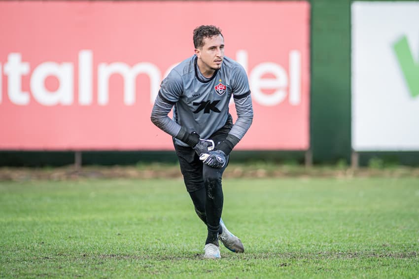 Thiago Couto treina na Toca do Leão (Foto: Victor Ferreira / EC Vitória)