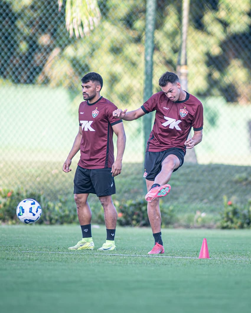 Ronald e Zé Marcos em treino do Vitória (Foto: Victor Ferreira / EC Vitória)