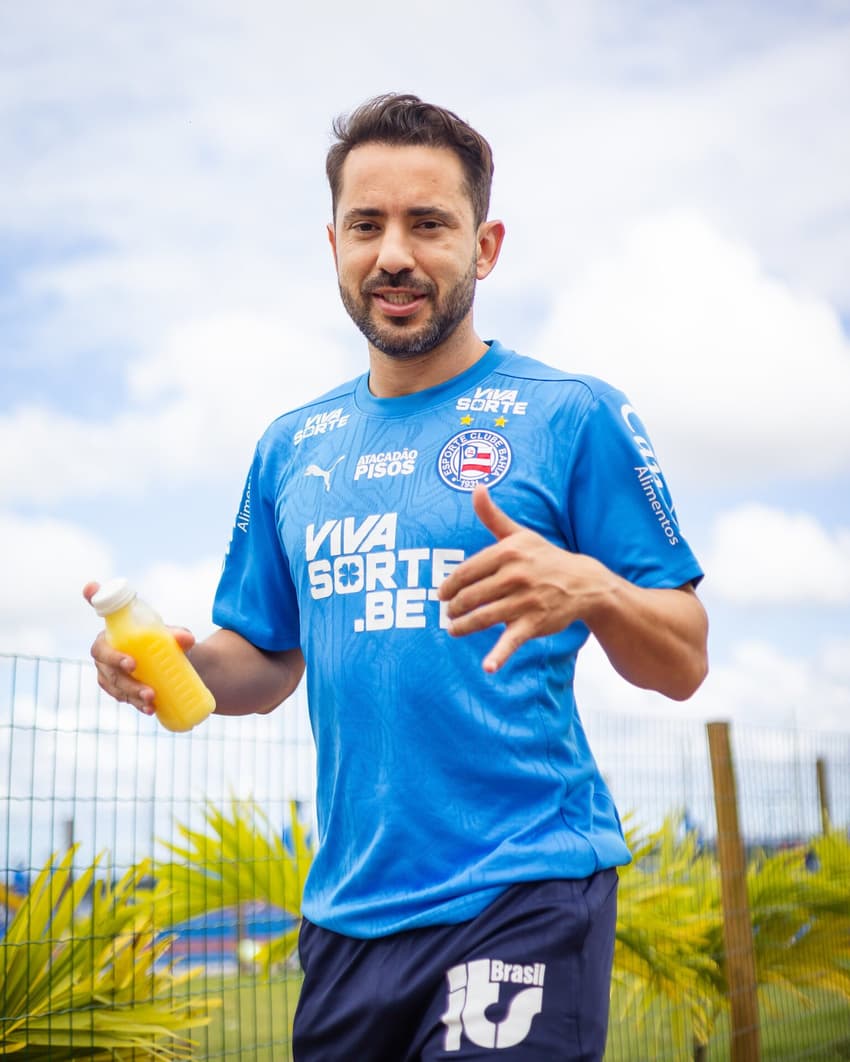 Everton Ribeiro antes de treino do Bahia (Foto: Letícia Martins / EC Bahia)