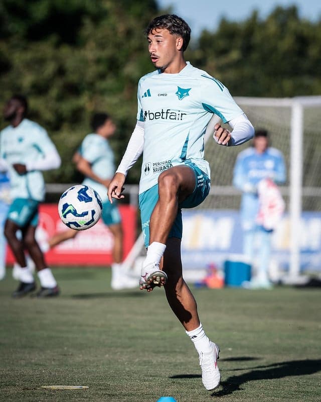 Volante Japa, do Cruzeiro, em treino na Toca da Raposa (Foto: Gustavo Aleixo/Cruzeiro)