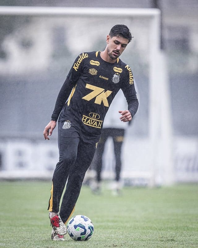João Basso tem 32 jogos e dois gols marcados pelo Santos. (Foto: Raul Baretta/ Santos FC)