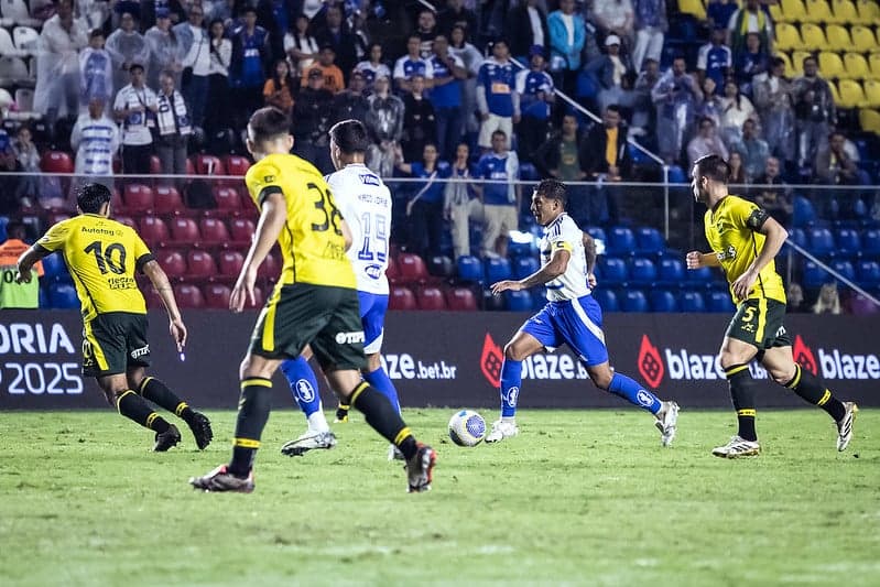 Volante Lucas Romero, do Cruzeiro, em jogo contra o Defensa y Justicia (Foto: Gustavo Aleixo/Cruzeiro)