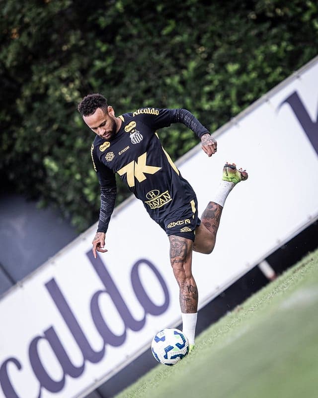 Neymar acumula 13 jogos e seis participações diretas em gols no retorno à Baixada Santista. (Foto: Raul Baretta/ Santos FC)