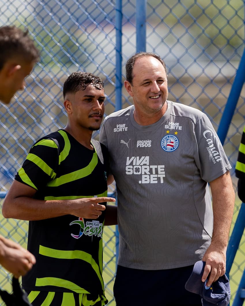 Jogadores da Seleção de Simões Filho aproveitam para tirar foto com Rogério Ceni (Foto: Letícia Martins / EC Bahia)